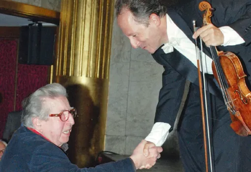 Luc-Héry serrant la main à Henri Dutilleux au Théâtre des Champs-Élysées (2007) © Jean-François Leclerc