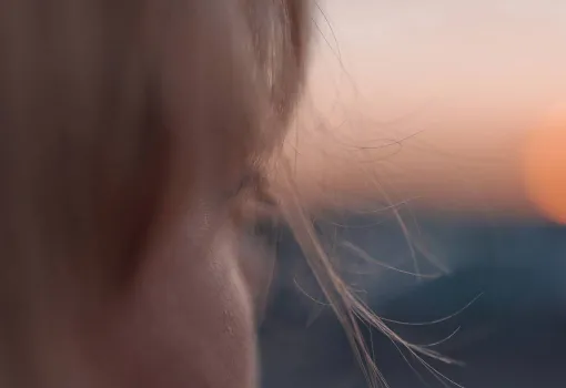 fillette devant le soleil couchant
