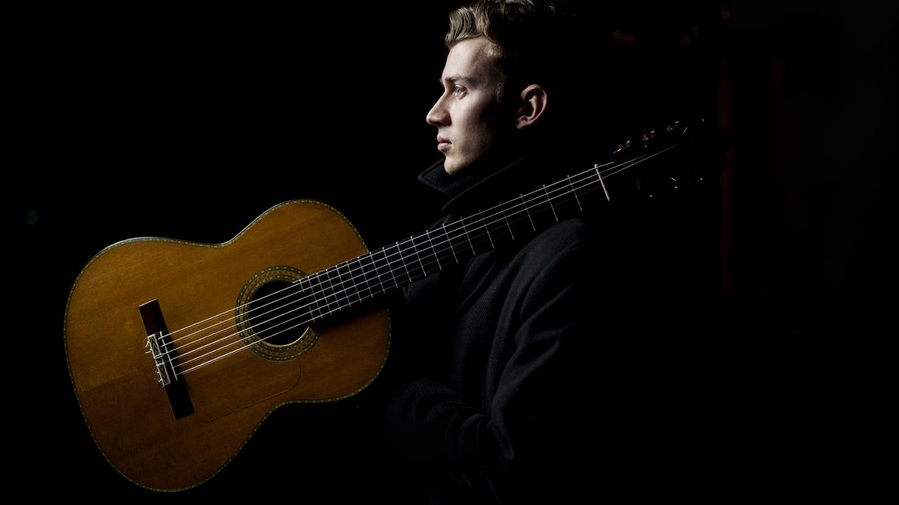 Thibaut Garcia © Warner Classics / Marco Borggreve