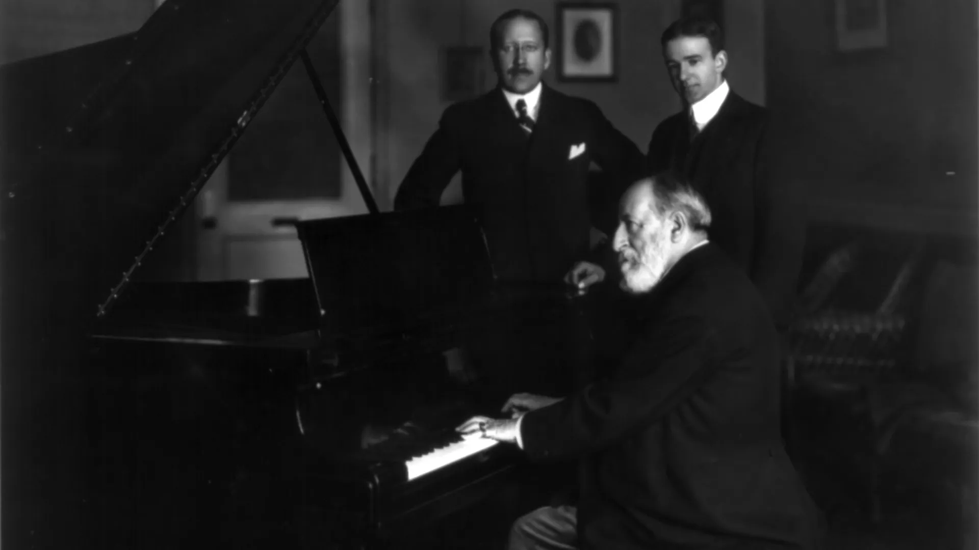 Camille Saint-Saëns au piano en 1916 - Photo Wikipedia