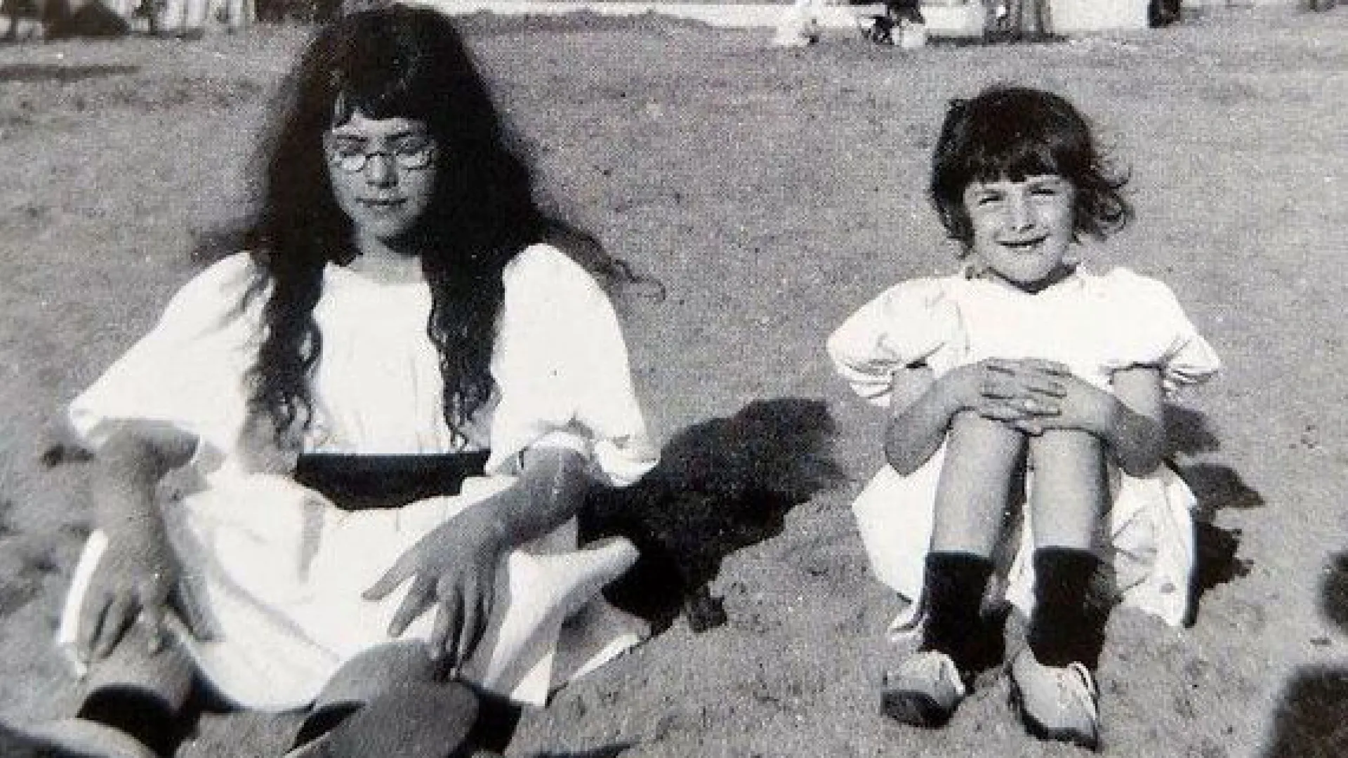 Nadia et Lili Boulanger sur la plage de Trouville vers 1902 - Photo dans le live de Jérôme Spycket À la recherche de Lili Boulanger