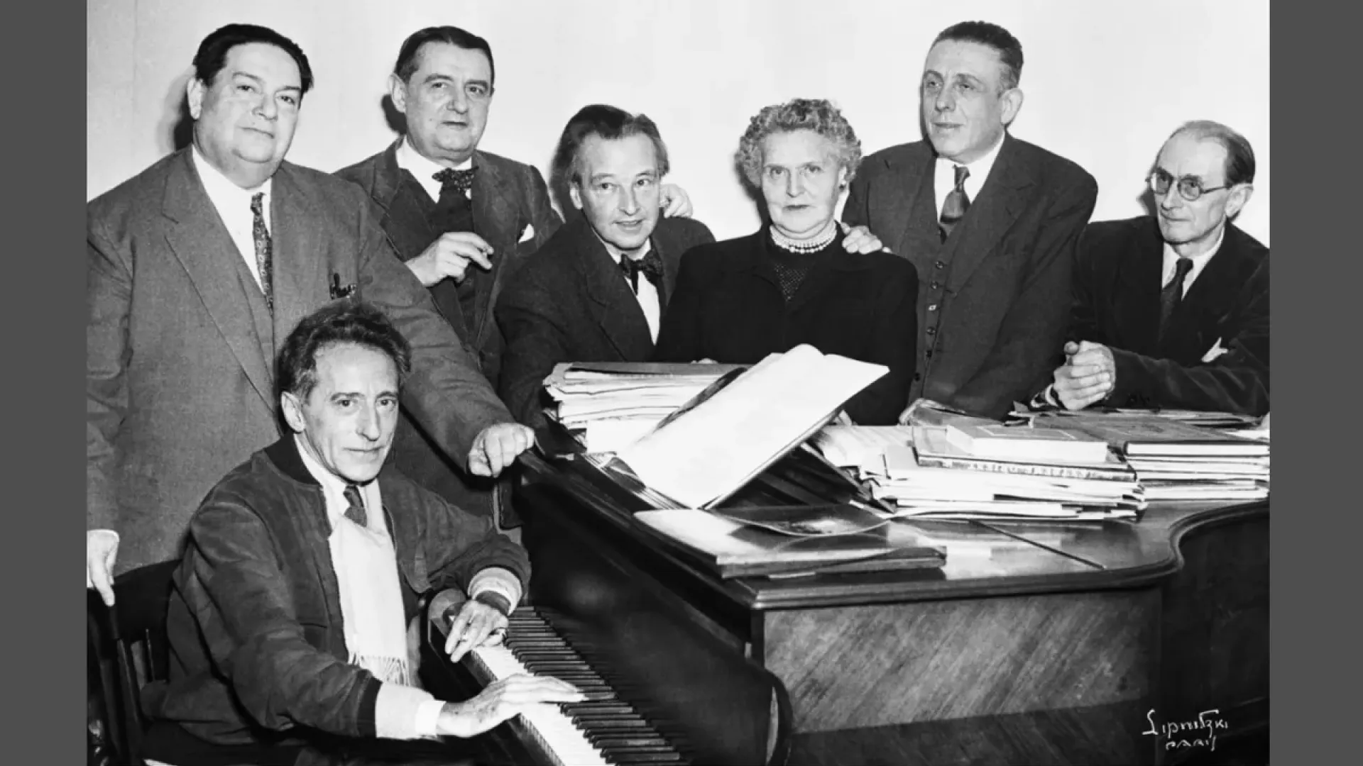 Le Groupe des Six, avec J.Cocteau au piano, et de G à D D.Milhaud, G.Auric, Arthur Honegger, G.Tailleferre, F.Poulenc et L. Durey ©Getty - Bettman