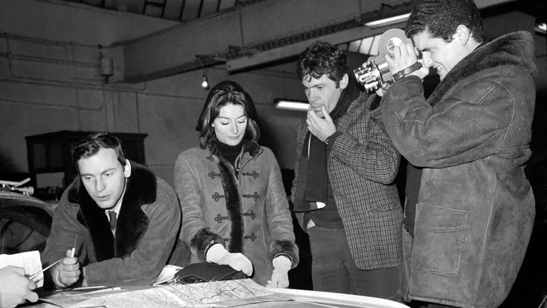 Jean-Louis Trintignant, Anouk Aimée, Pierre Barouh, Claude Lelouch et la Ford Mustang, sur le tournage d'Un Homme et Une Femme ©AFP