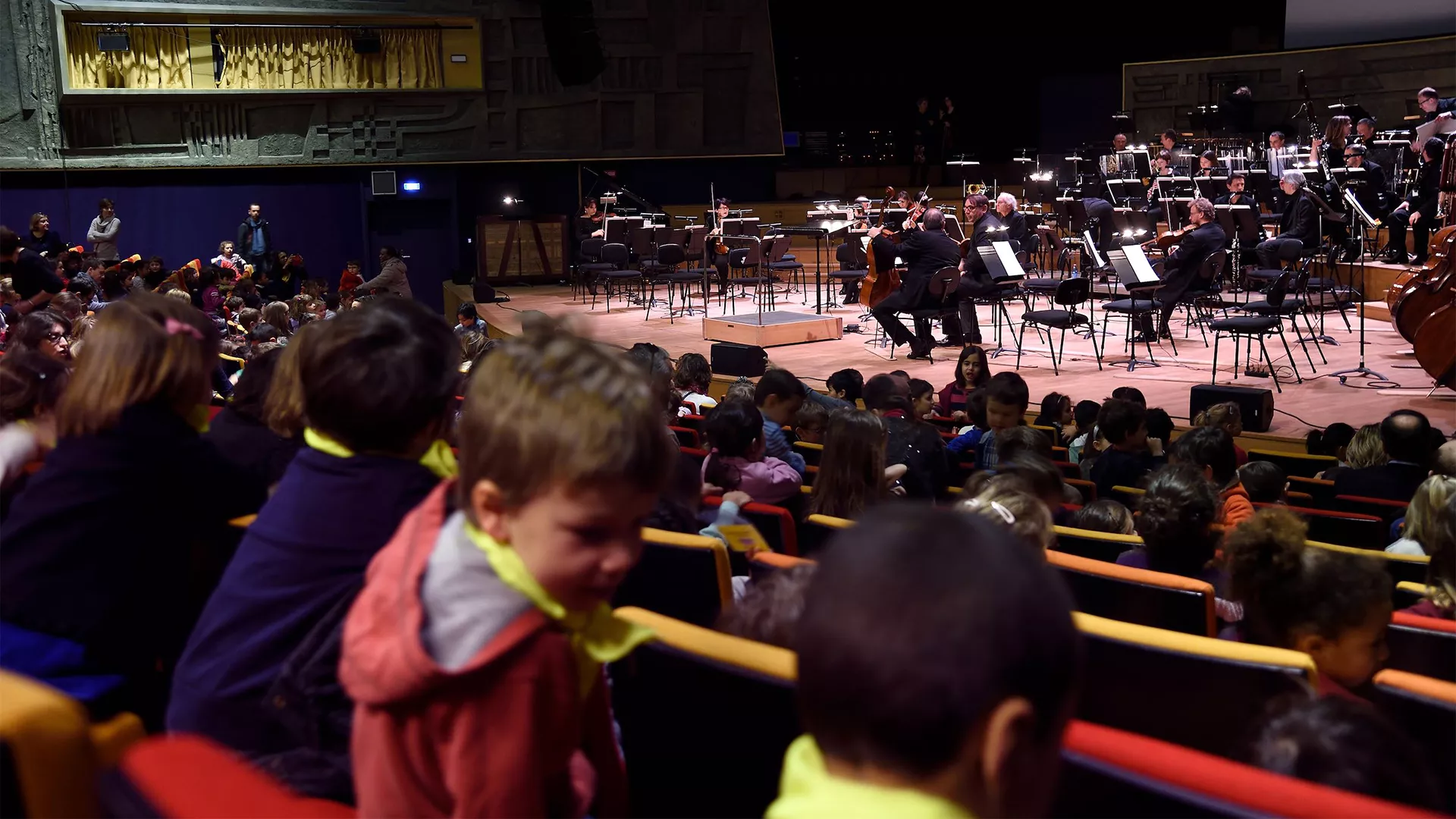 Les musiciens jouent et la magie commence