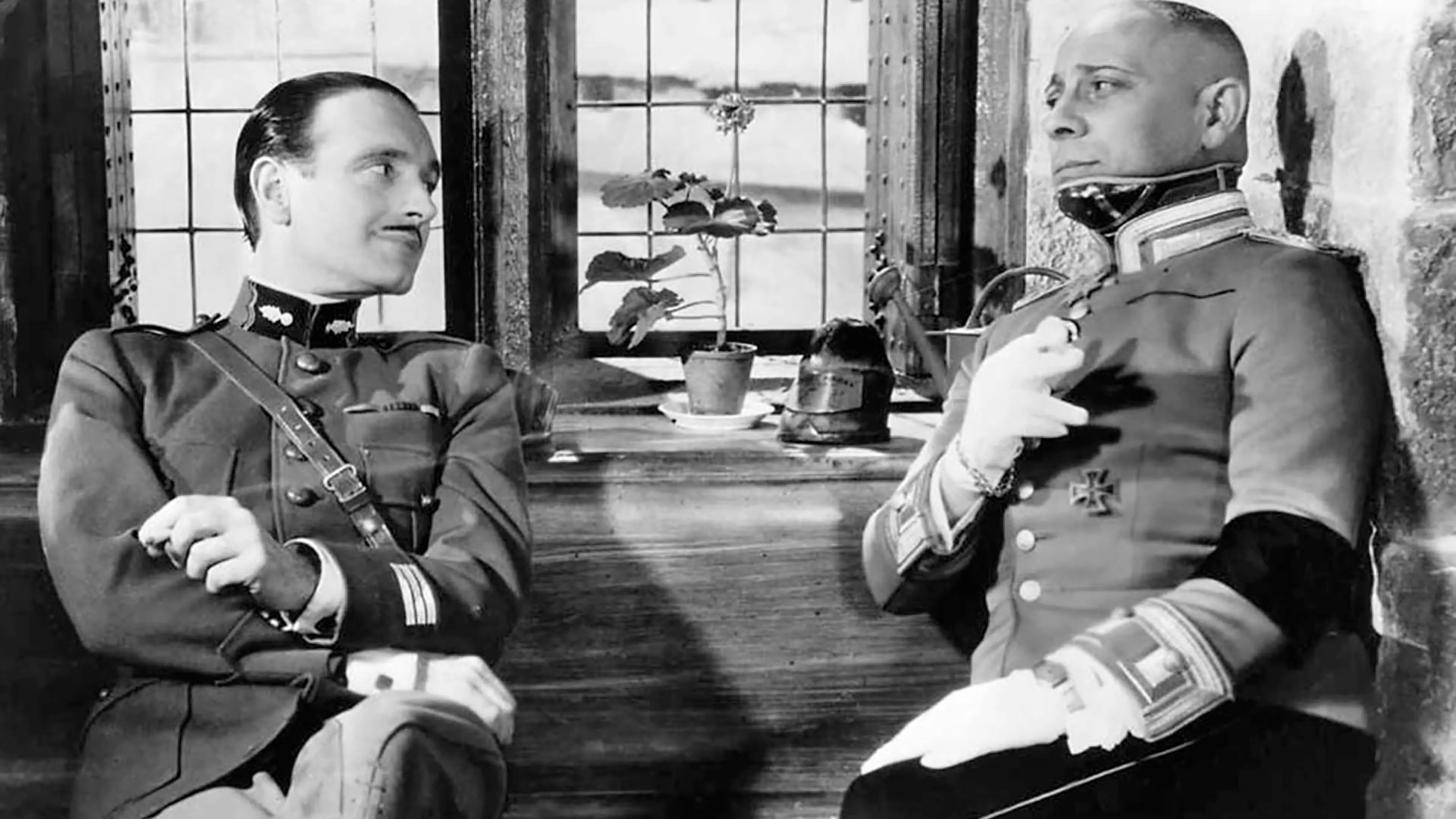 Grand-Illusion-1937-O.jpg Pierre Fresnay et Erich von Stroheim dans La Grande Illusion (1937), un film de Jean Renoir